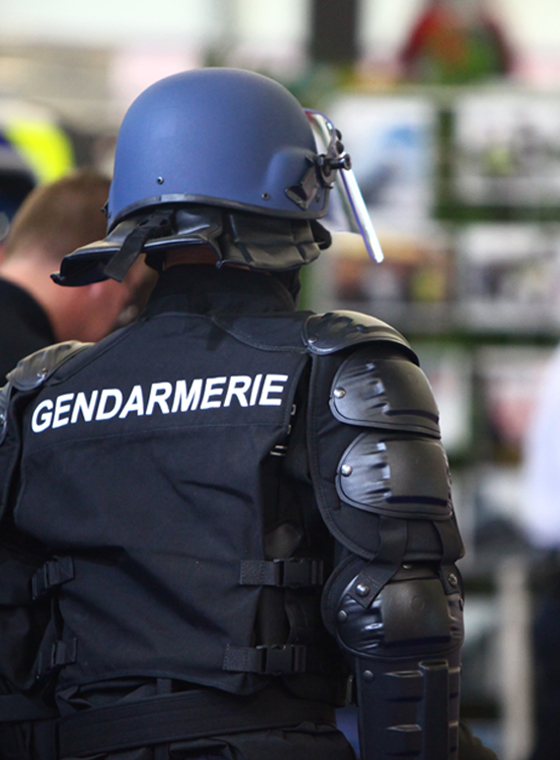 Accessoires et équipements de protection pour policiers et militaires